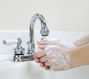 Previr a infección por vermes lave as mans